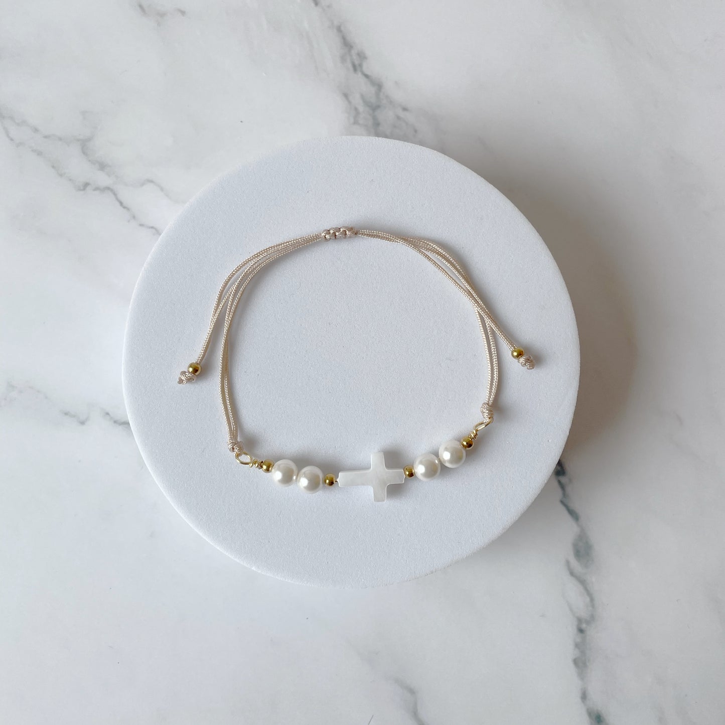 Pulsera Cruz Nácar (neutros)