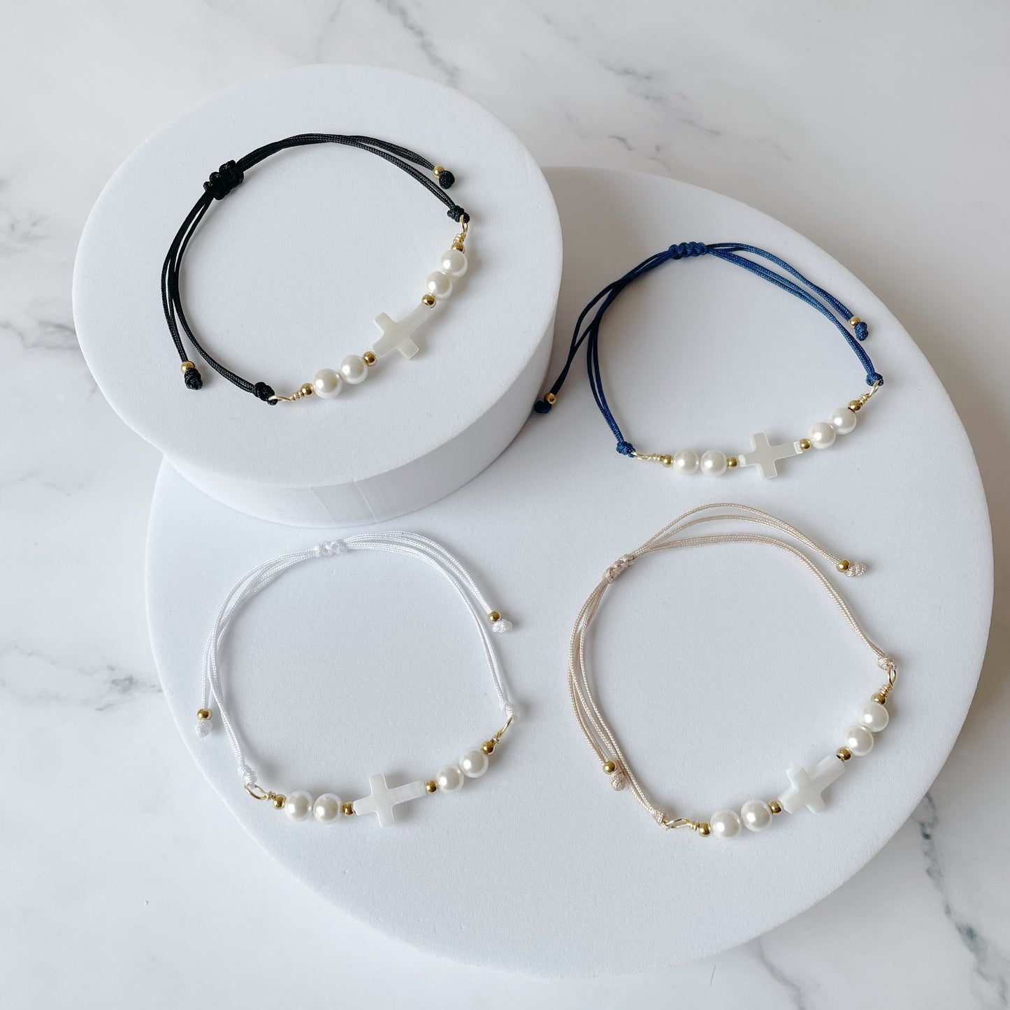 Pulsera Cruz Nácar (neutros)