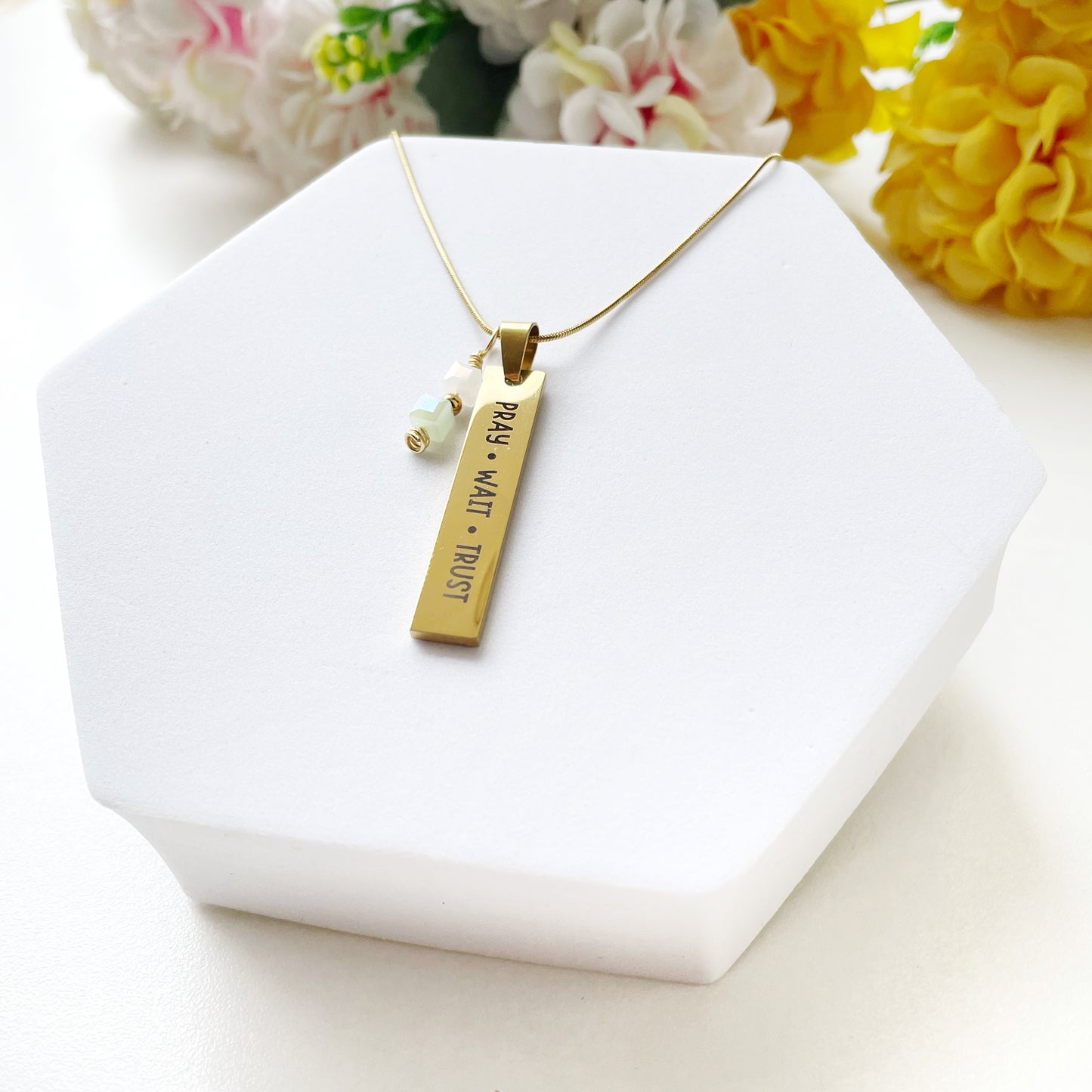 Collar Pray•Wait•Trust dorado
