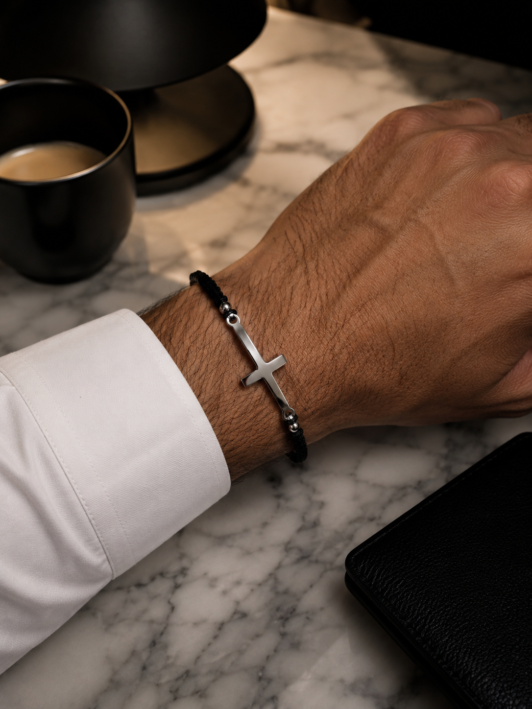 Pulsera Cruz Tejida Plateado