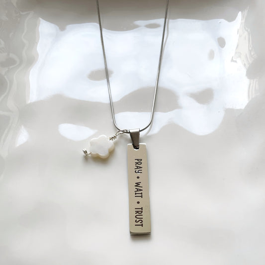 Collar Pray•Wait•Trust plateado