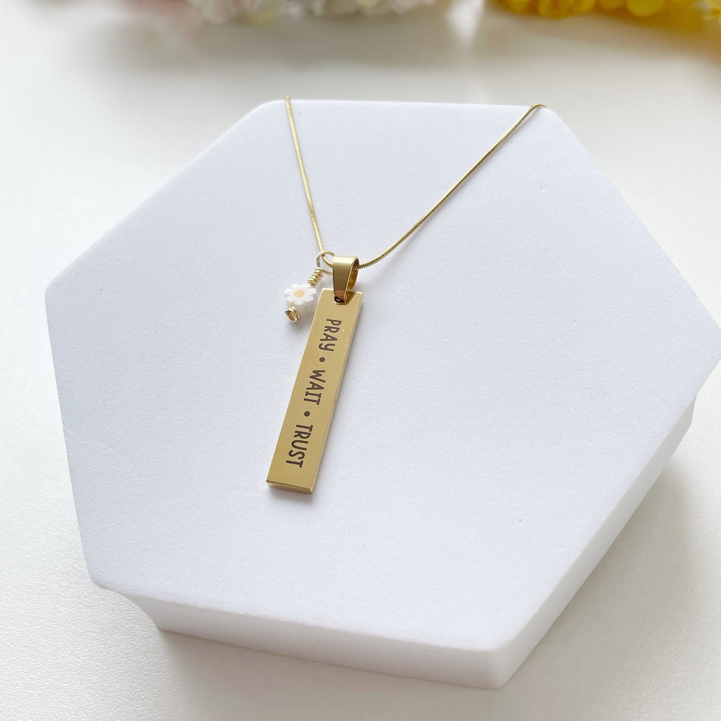 Collar Pray•Wait•Trust dorado