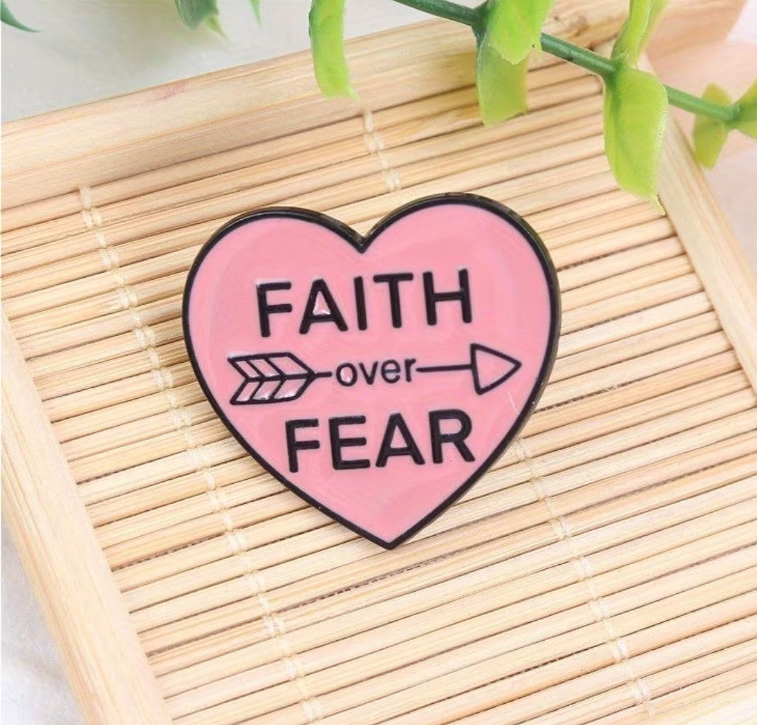 Broche Faith over Fear