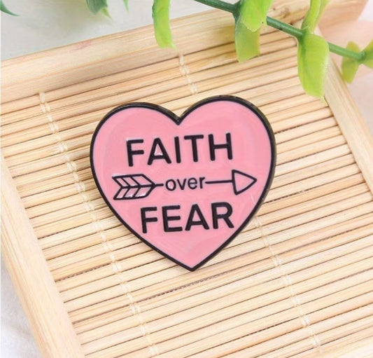 Broche Faith over Fear
