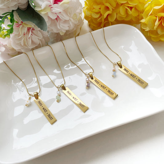 Collar Pray•Wait•Trust dorado