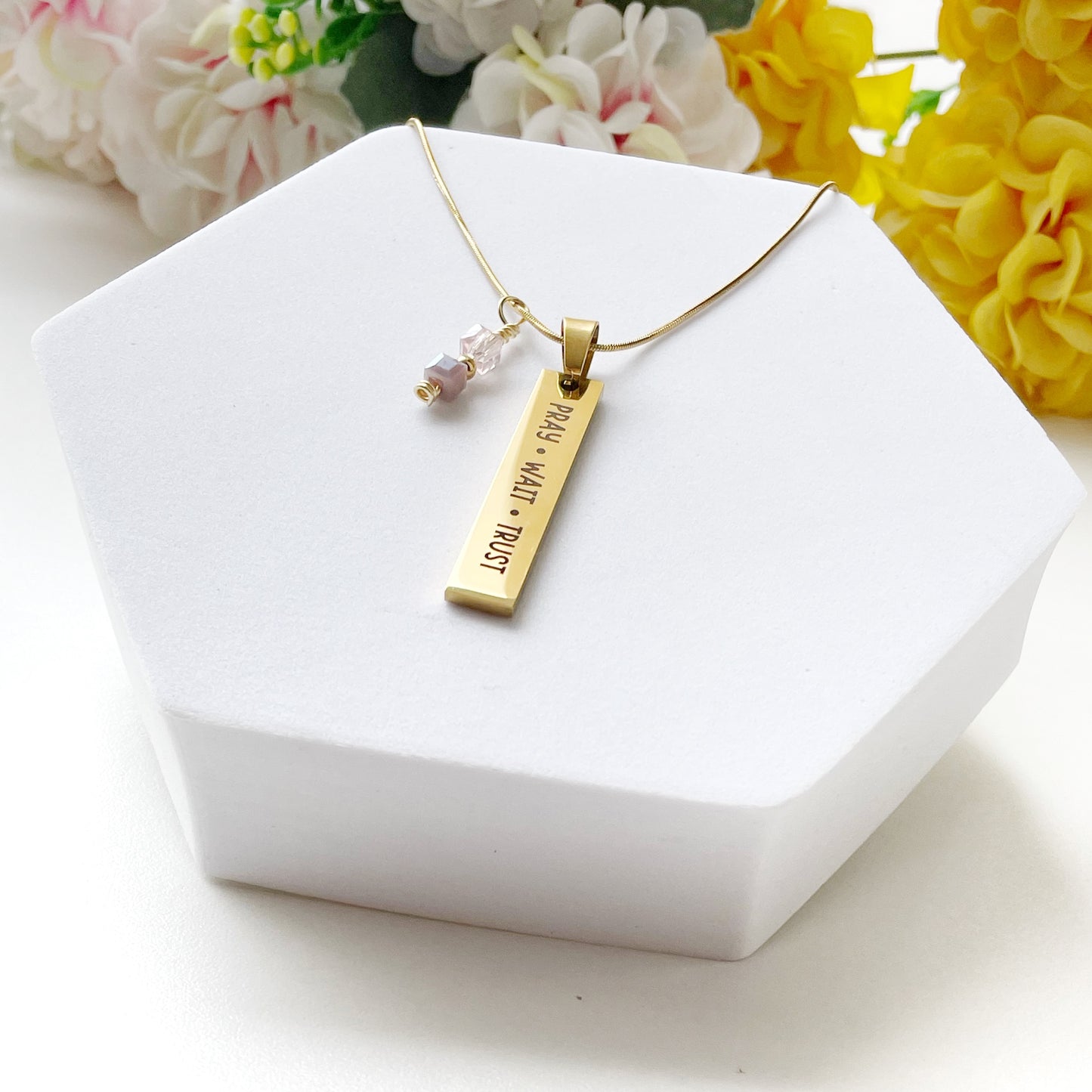Collar Pray•Wait•Trust dorado