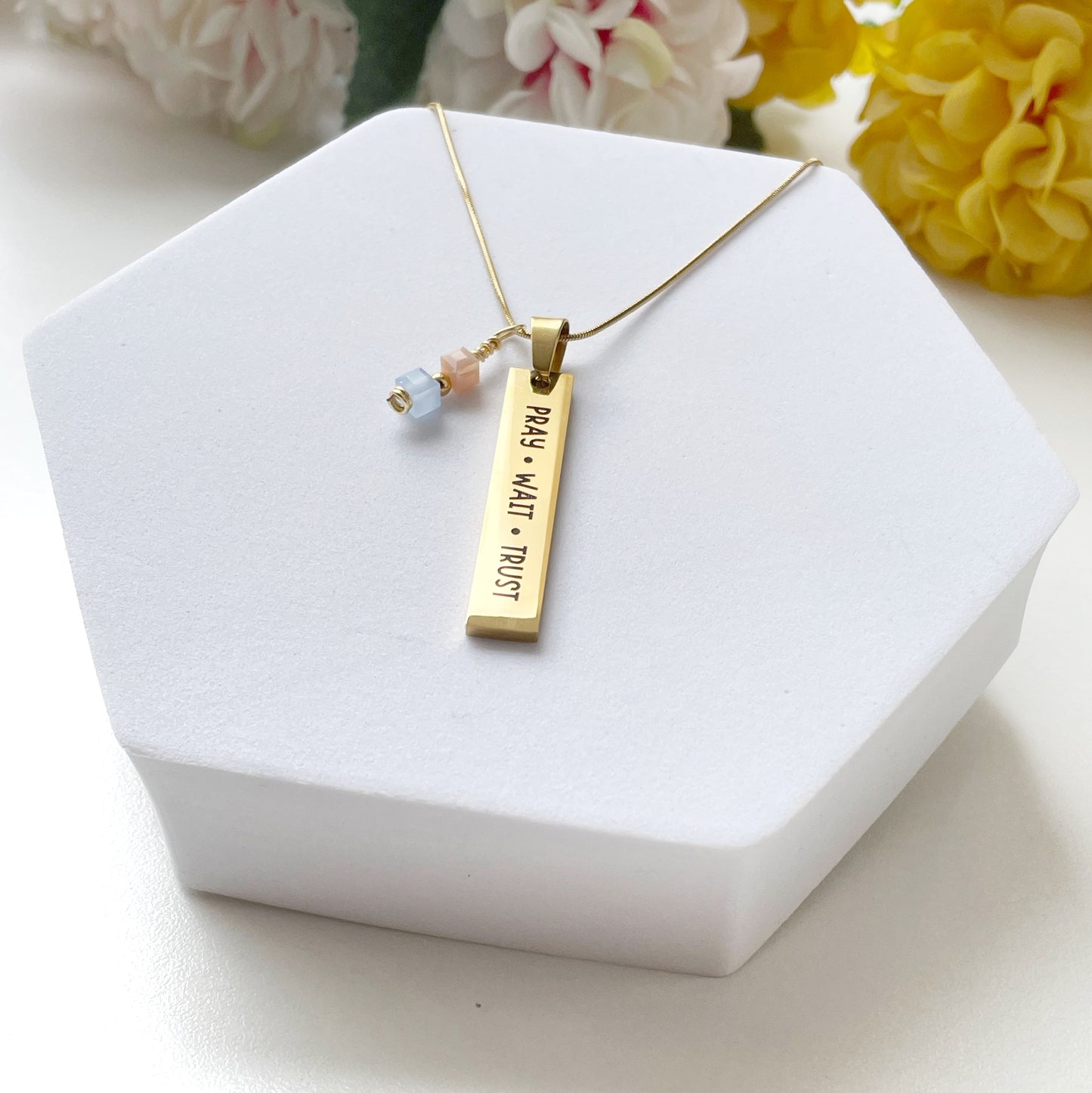 Collar Pray•Wait•Trust dorado